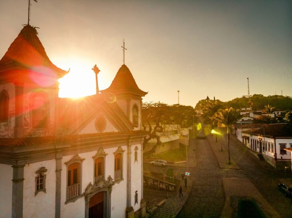 Matriz de Santo Antônio Tombada pelo IEPHA/IPHAN/CONSELHO MUNICIPAL - Este belo templo oitocentista teve sua construção iniciada no princípio do povoamento nesta região por volta de 1713 e foi parcialmente concluída em meados dos anos 1800.